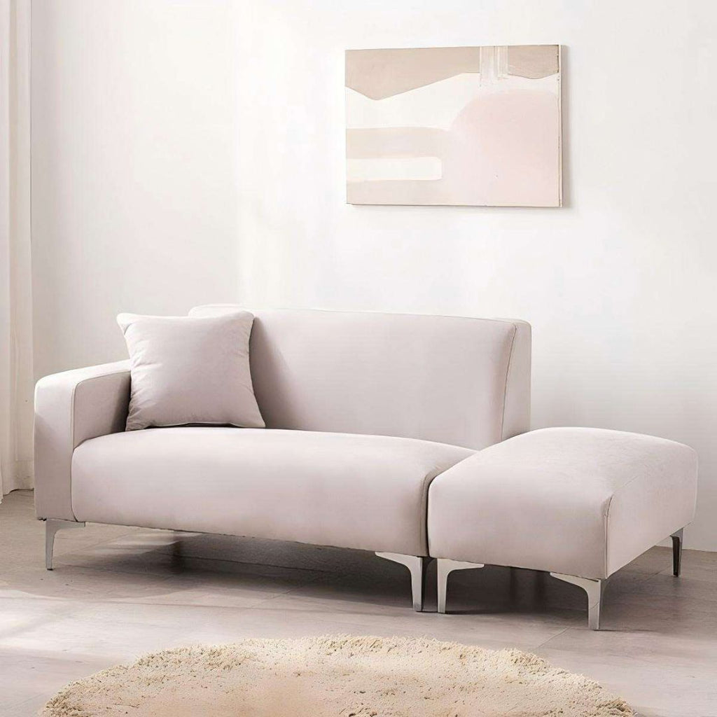 Minimalistisk sjeselongsofa med kromdetaljer