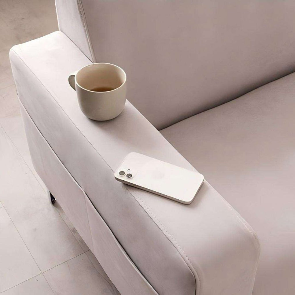 Minimalistisk sjeselongsofa med kromdetaljer