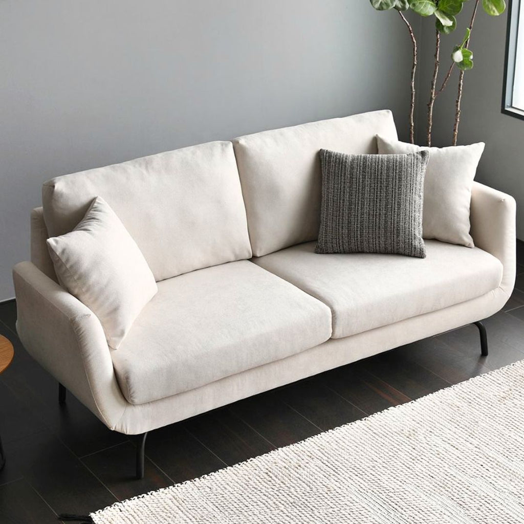 Elegant 2-seter sofa med buede detaljer