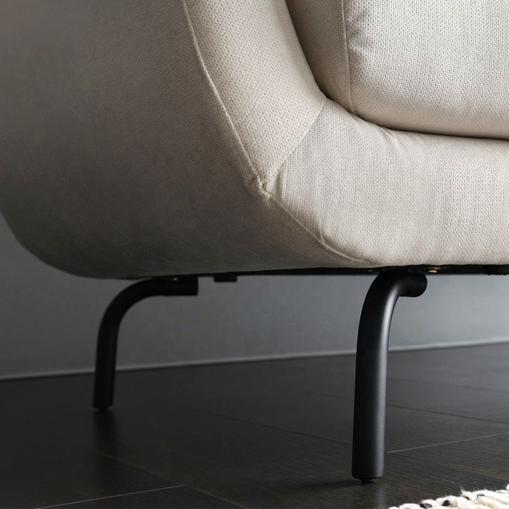 Elegant 2-seter sofa med buede detaljer
