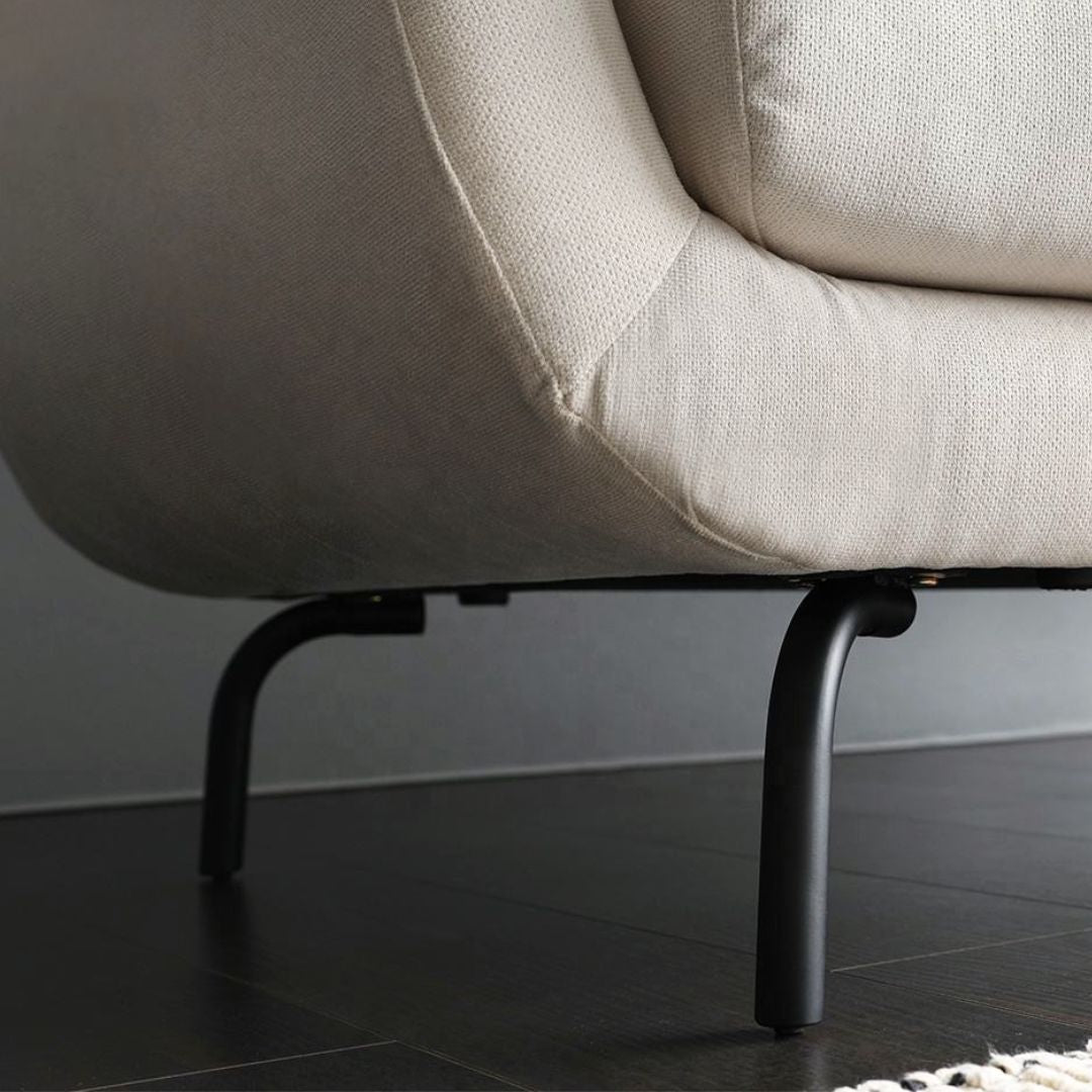Elegant 2-seter sofa med buede detaljer