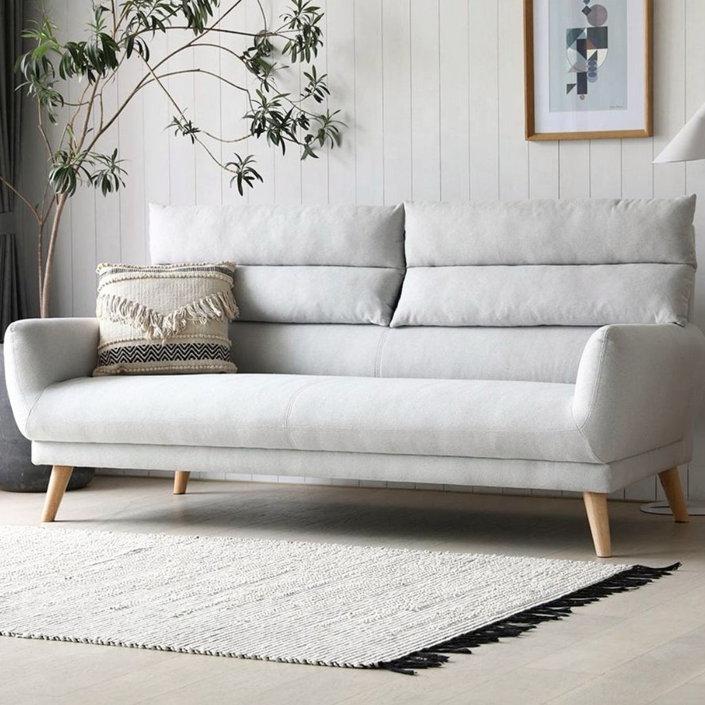 Skandinavisk 3-seter med høy rygg og eikeben