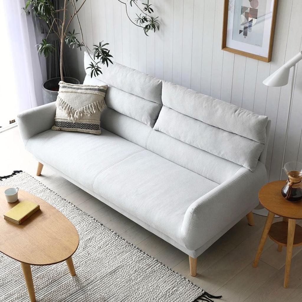 Skandinavisk 3-seter med høy rygg og eikeben