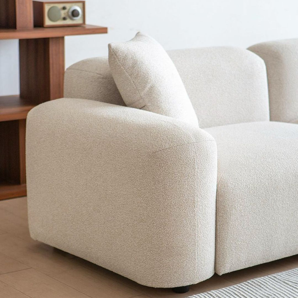 Modulær sjeselongsofa i lyst bouclé-tekstil