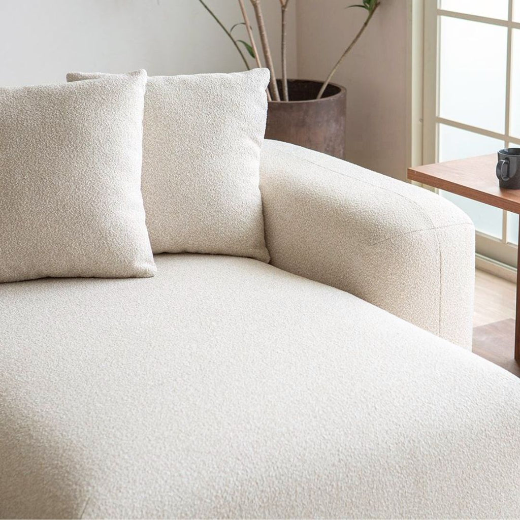 Modulær sjeselongsofa i lyst bouclé-tekstil