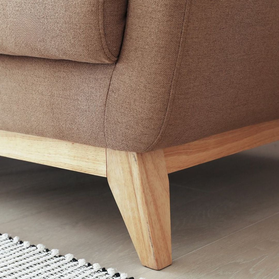 Tidløs 3-seter sofa i varm brun tekstil