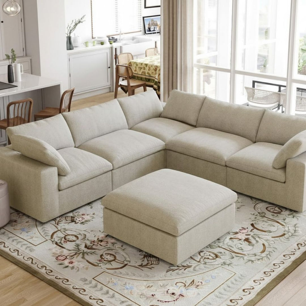 Romslig U-formet hjørnesofa i lys beige tekstil